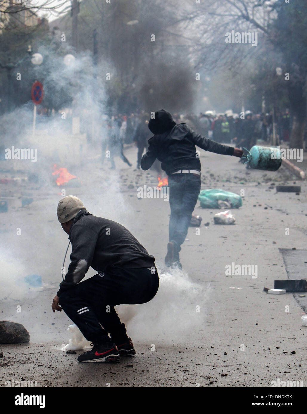 Alger, Algérie. Dec 23, 2013. Les manifestants se confronter aux forces de police dans le district de Beraki , Alger, Algérie, 23 décembre 2013. Les manifestations qui ont éclaté à Beraki sur le droit au logement. Credit : Kamel Saleh/NurPhoto ZUMAPRESS.com/Alamy/Live News Banque D'Images