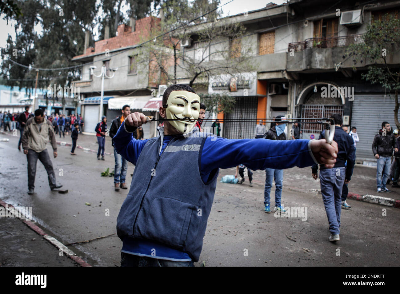 Alger, Algérie. Dec 23, 2013. Les manifestants se confronter aux forces de police dans le district de Beraki , Alger, Algérie, 23 décembre 2013. Les manifestations qui ont éclaté à Beraki sur le droit au logement. Credit : Kamel Saleh/NurPhoto ZUMAPRESS.com/Alamy/Live News Banque D'Images