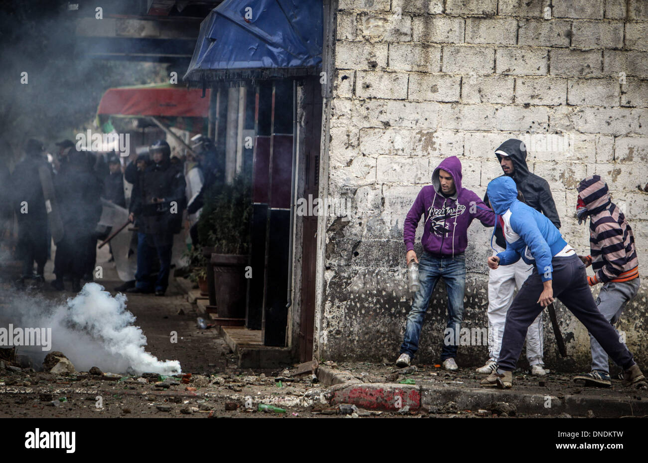 Alger, Algérie. Dec 23, 2013. Les manifestants se confronter aux forces de police dans le district de Beraki , Alger, Algérie, 23 décembre 2013. Les manifestations qui ont éclaté à Beraki sur le droit au logement. Credit : Kamel Saleh/NurPhoto ZUMAPRESS.com/Alamy/Live News Banque D'Images