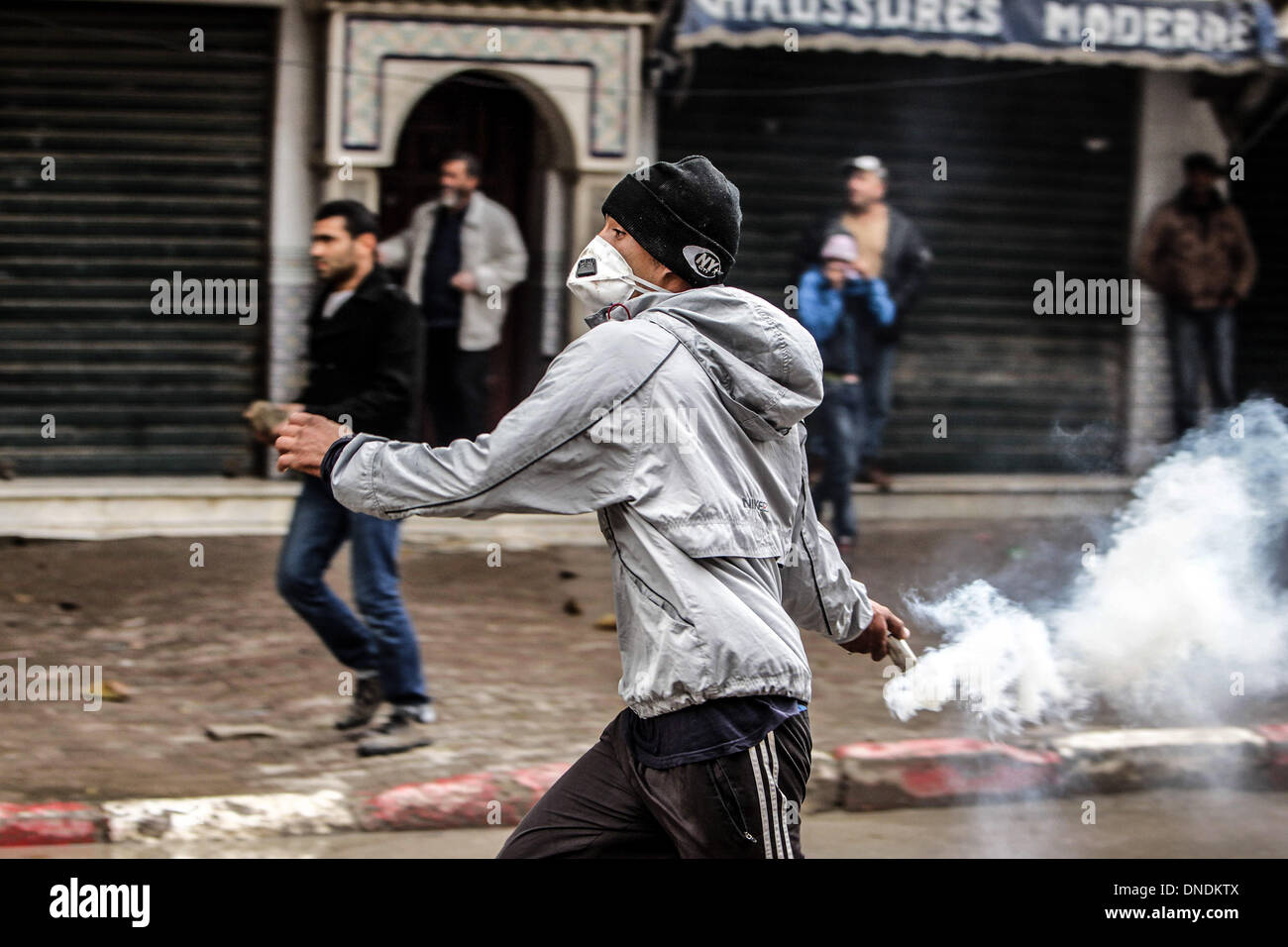 Alger, Algérie. Dec 23, 2013. Les manifestants se confronter aux forces de police dans le district de Beraki , Alger, Algérie, 23 décembre 2013. Les manifestations qui ont éclaté à Beraki sur le droit au logement. Credit : Kamel Saleh/NurPhoto ZUMAPRESS.com/Alamy/Live News Banque D'Images