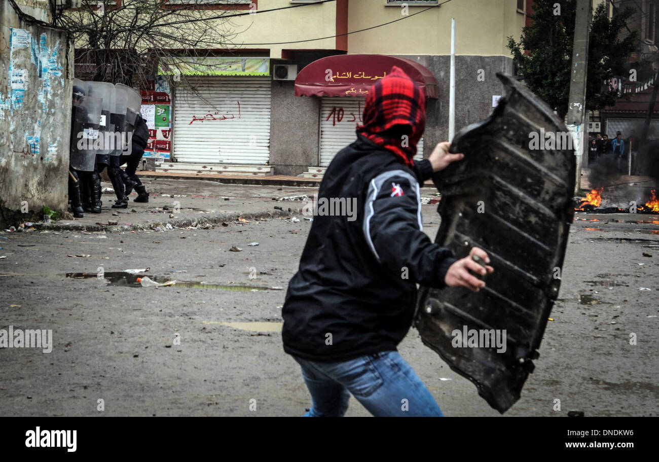 Alger, Algérie. Dec 23, 2013. Les manifestants se confronter aux forces de police dans le district de Beraki , Alger, Algérie, 23 décembre 2013. Les manifestations qui ont éclaté à Beraki sur le droit au logement. Credit : Kamel Saleh/NurPhoto ZUMAPRESS.com/Alamy/Live News Banque D'Images