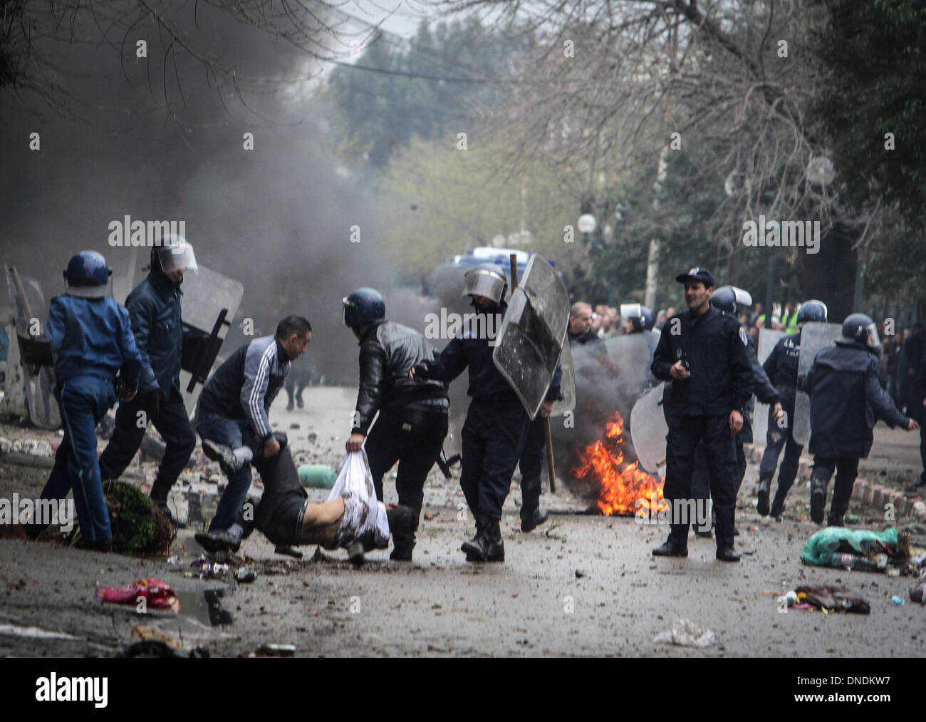 Alger, Algérie. Dec 23, 2013. Les manifestants se confronter aux forces de police dans le district de Beraki , Alger, Algérie, 23 décembre 2013. Les manifestations qui ont éclaté à Beraki sur le droit au logement. Credit : Kamel Saleh/NurPhoto ZUMAPRESS.com/Alamy/Live News Banque D'Images