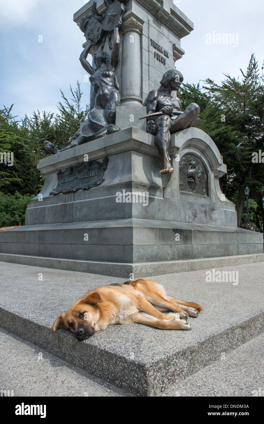 Chien à dormir par terre de feu Monument Banque D'Images