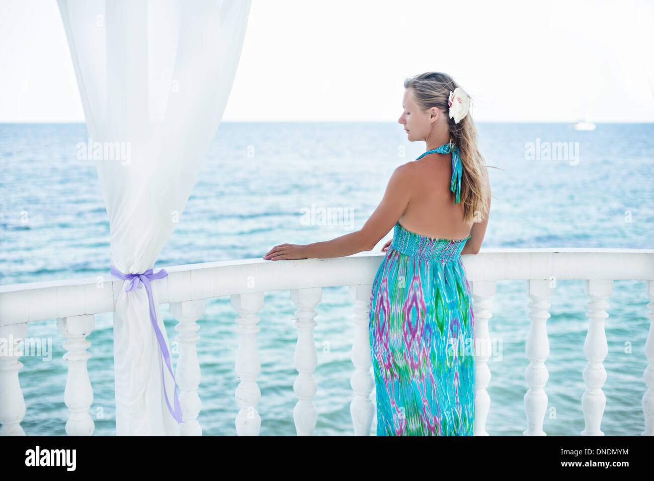 Jeune femme regardant la mer. Banque D'Images