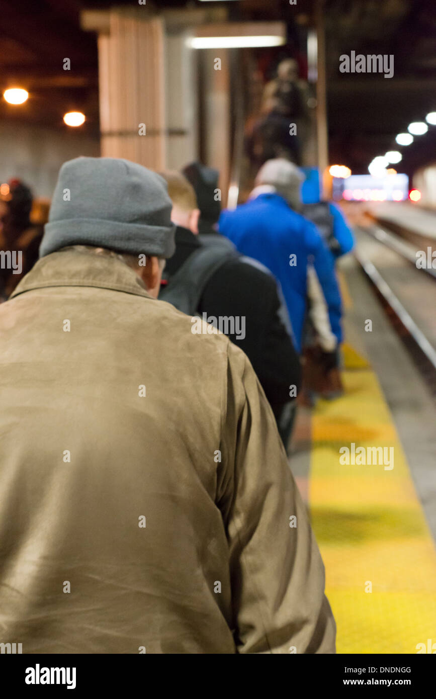 Les banlieusards de Chicago à pied dans un seul fichier pour accéder à l'escalator pour les sortir de l'Ogilvie Transportation Center et au travail. Banque D'Images