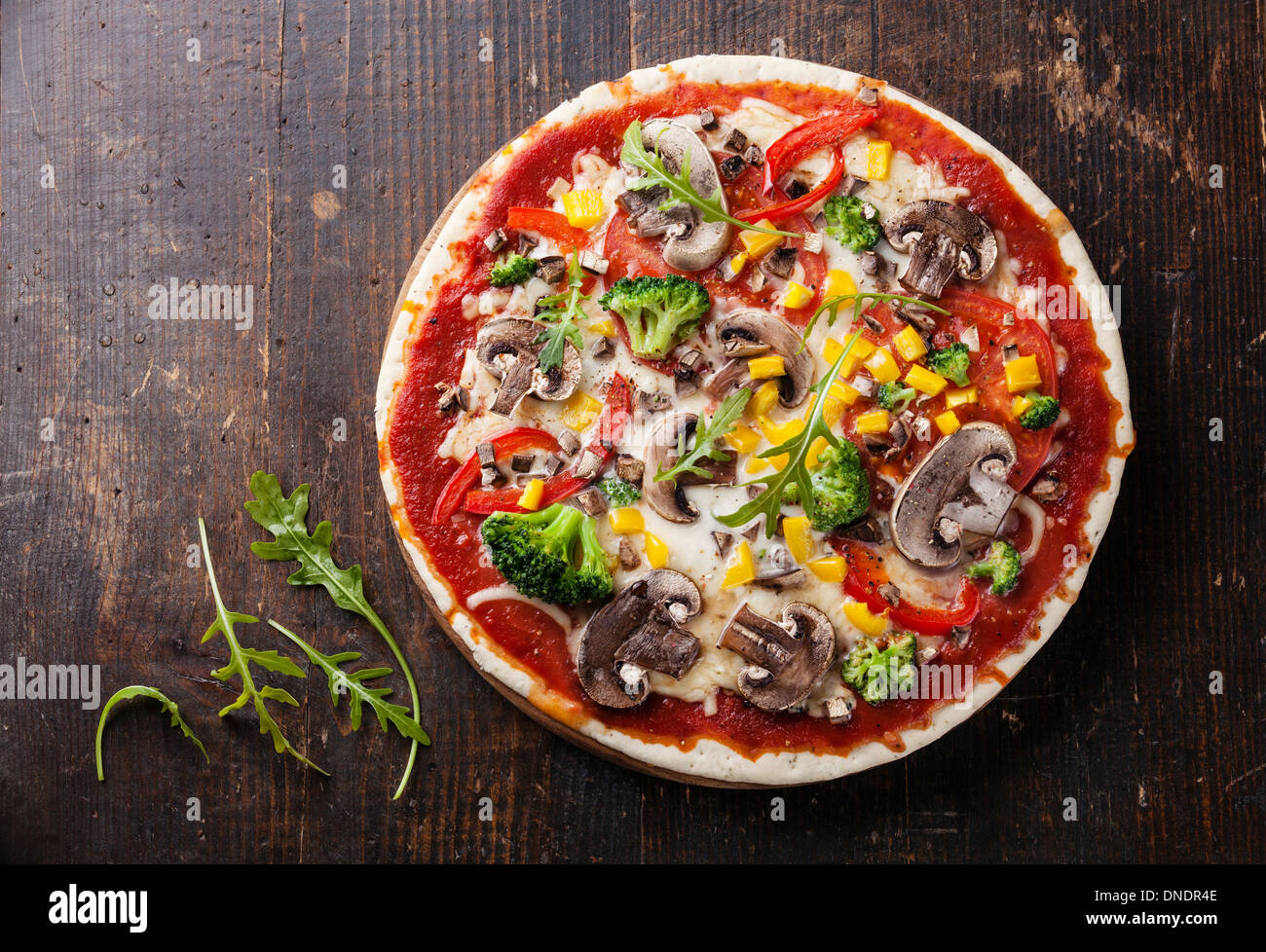 Pizza végétarienne avec champignons et ruccola sur table en bois Banque D'Images