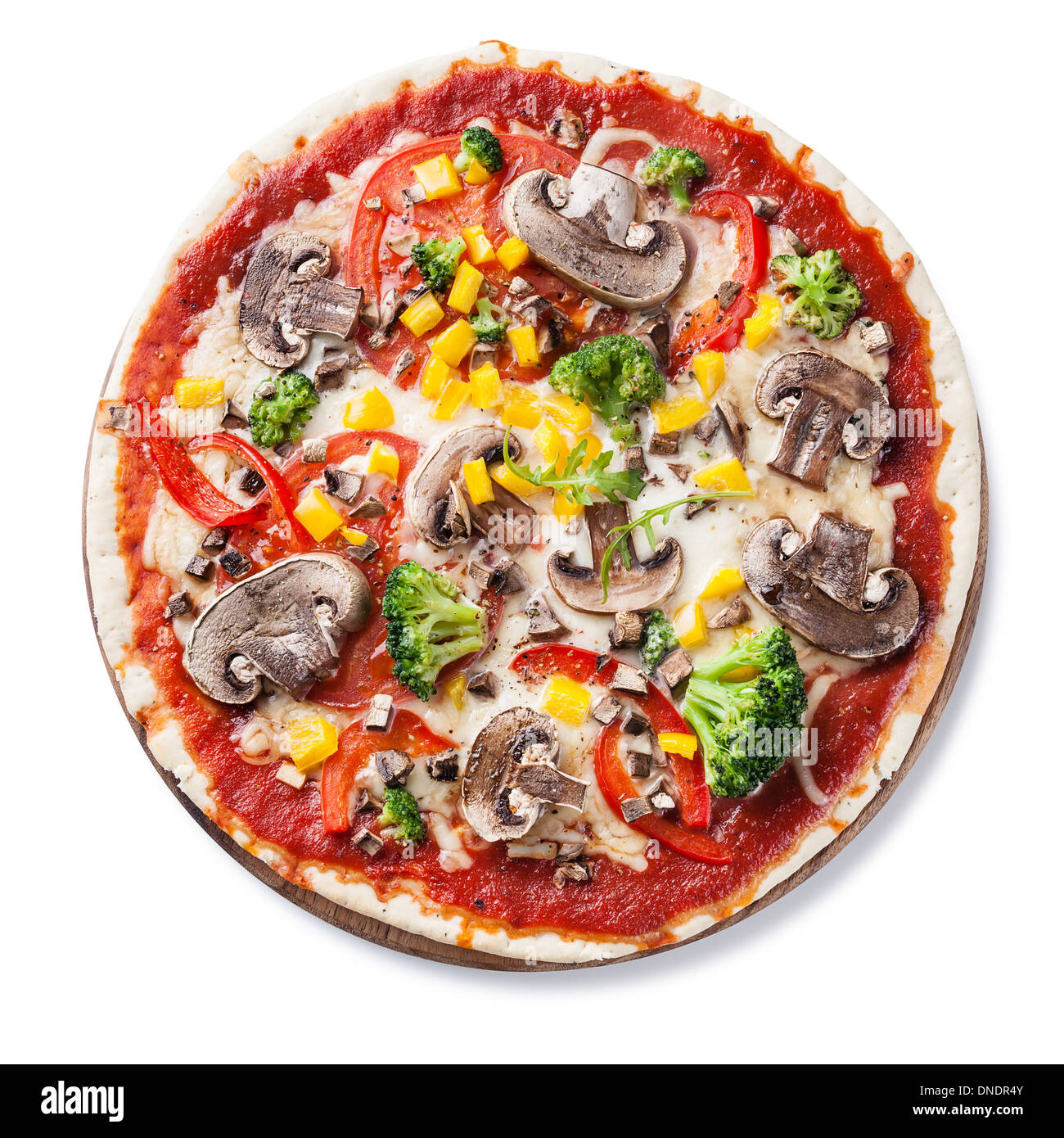 Pizza végétarienne avec champignons et ruccola sur fond blanc Banque D'Images