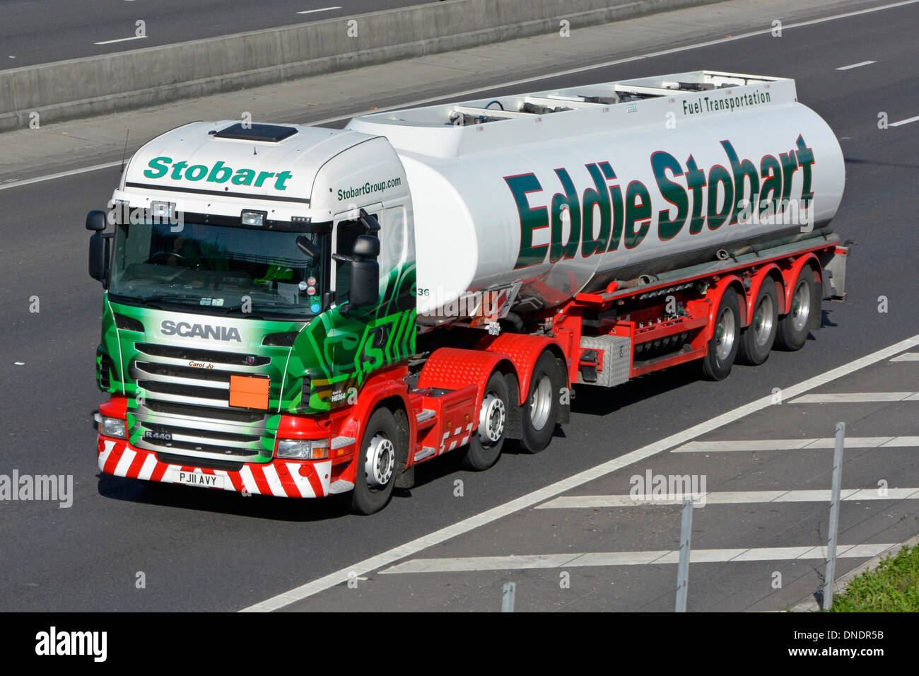 Camion-citerne à carburant articulé et hgv Prim Mover camion Scania exploité par le transporteur Eddie Stobart sur la route d'autoroute orbitale M25 de Londres au Royaume-Uni Banque D'Images