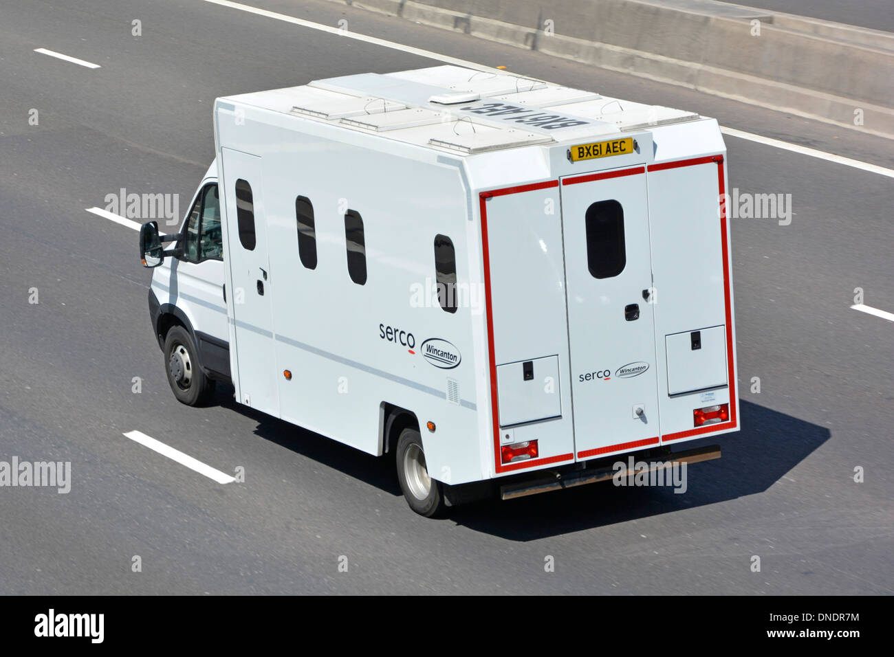 Vue latérale arrière et arrière de l'antenne Serco Wincanton prison van sur l'autoroute britannique M25 Banque D'Images