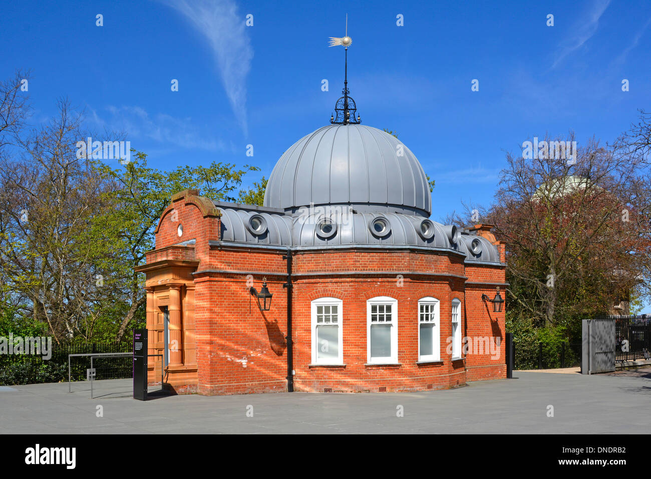 Pavillon victorien historique en brique Altazimuth et dôme au Royal Greenwich Observatoire faisant partie du Musée maritime national de Greenwich Park Londres Angleterre ROYAUME-UNI Banque D'Images