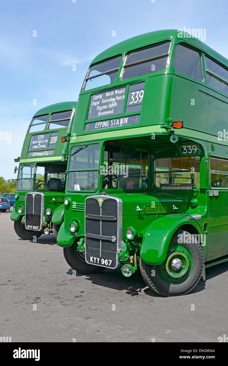 Deux bus de la ligne verte routemaster à l'extérieur de la gare de North Weald sur le chemin de fer Epping Ongar Heritage Railway Essex England UK Banque D'Images