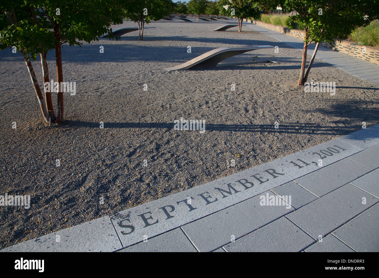 Le Pentagone dispose de 184 Memorial bancs vides, un monument pour commémorer l'anniversaire de la 11 septembre 2011, attentats, à Arlington VA., Washington, DC, USA. Banque D'Images