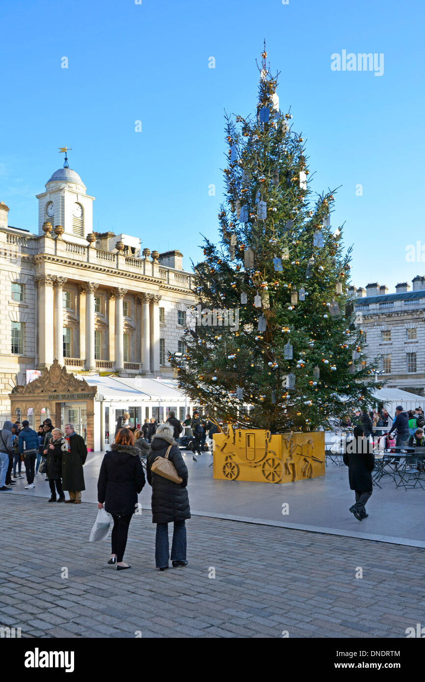 Cour historique de Somerset House avec décorations d'arbres de Noël et personnes appréciant l'arène de patinage sur glace extérieure au Strand London Angleterre Banque D'Images Cour historique de Somerset House avec décorations d'arbres de Noël et personnes appréciant l'arène de patinage sur glace extérieure au Strand London Angleterre Banque D'Images