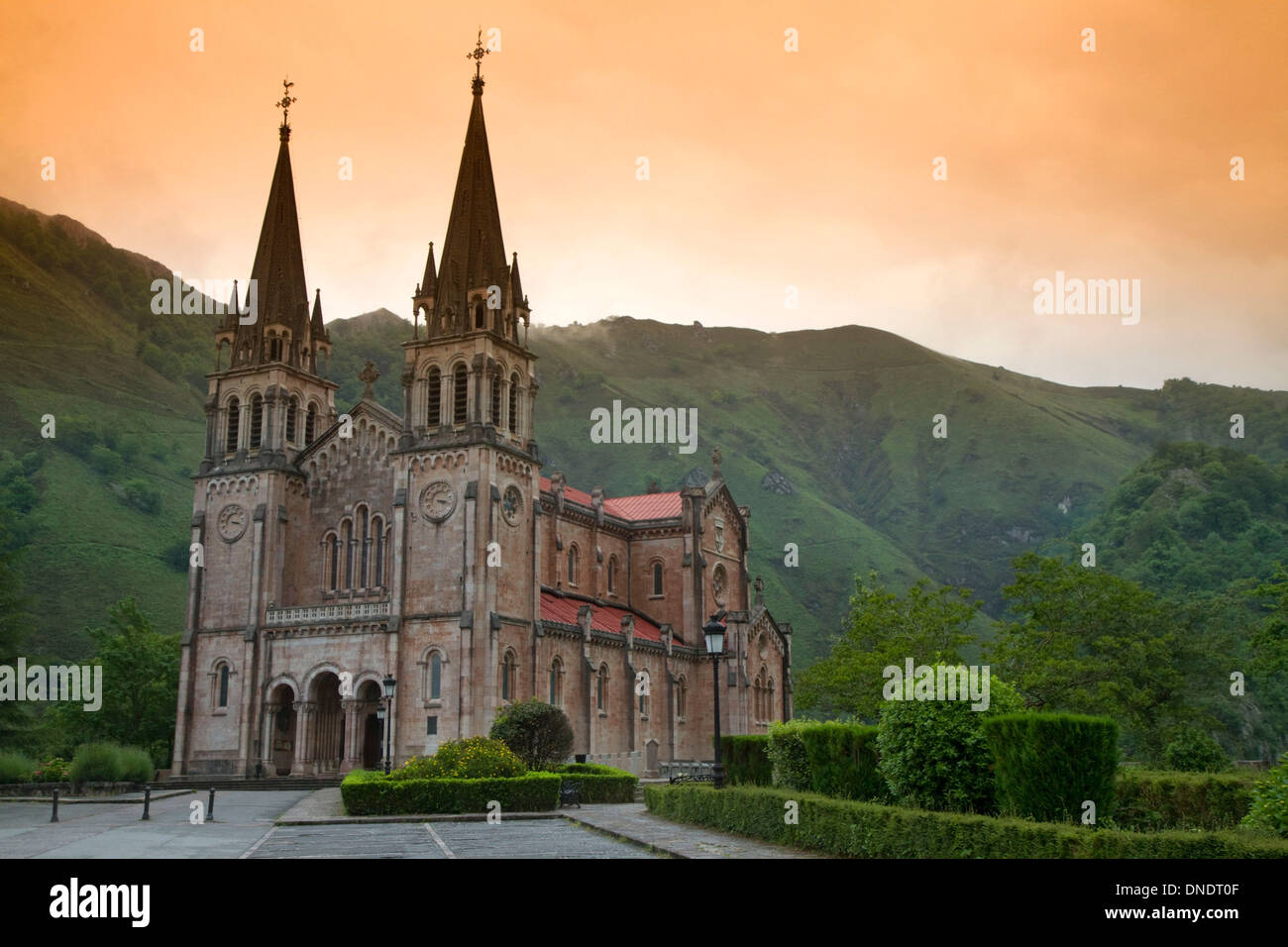 Basilique Santa Maria situé à Covadonga, dans les Asturies, Espagne. Banque D'Images