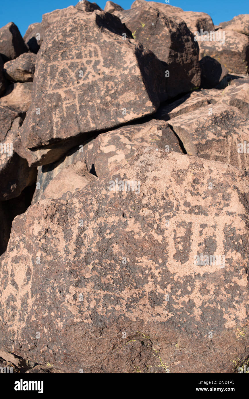 Pétroglyphes sur la pierre à Mojave National Preserve Banque D'Images