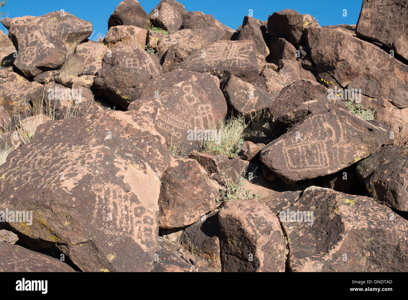 Pétroglyphes sur la pierre à Mojave National Preserve Banque D'Images