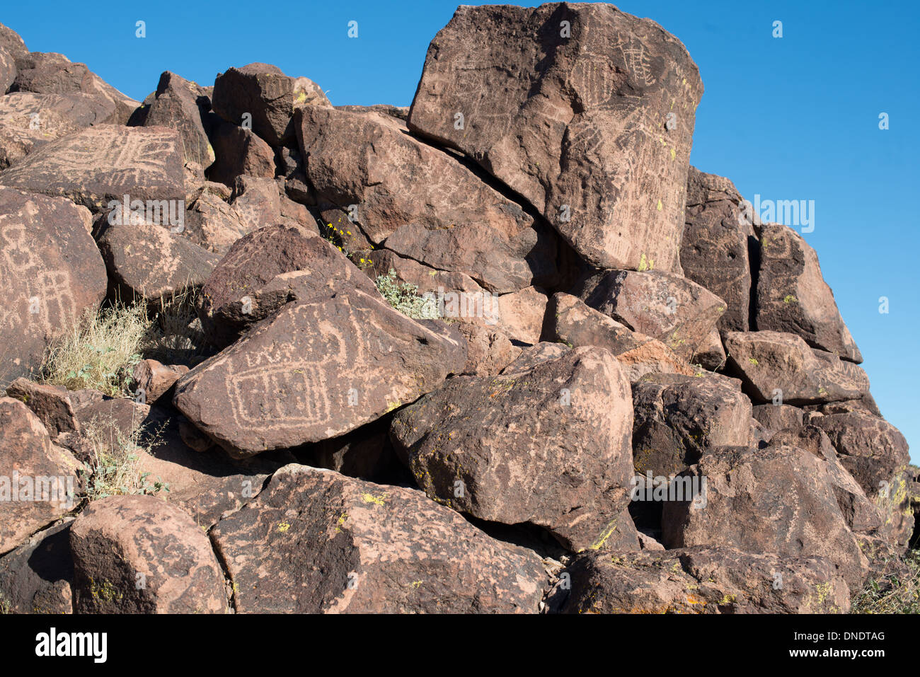 Pétroglyphes sur la pierre à Mojave National Preserve Banque D'Images