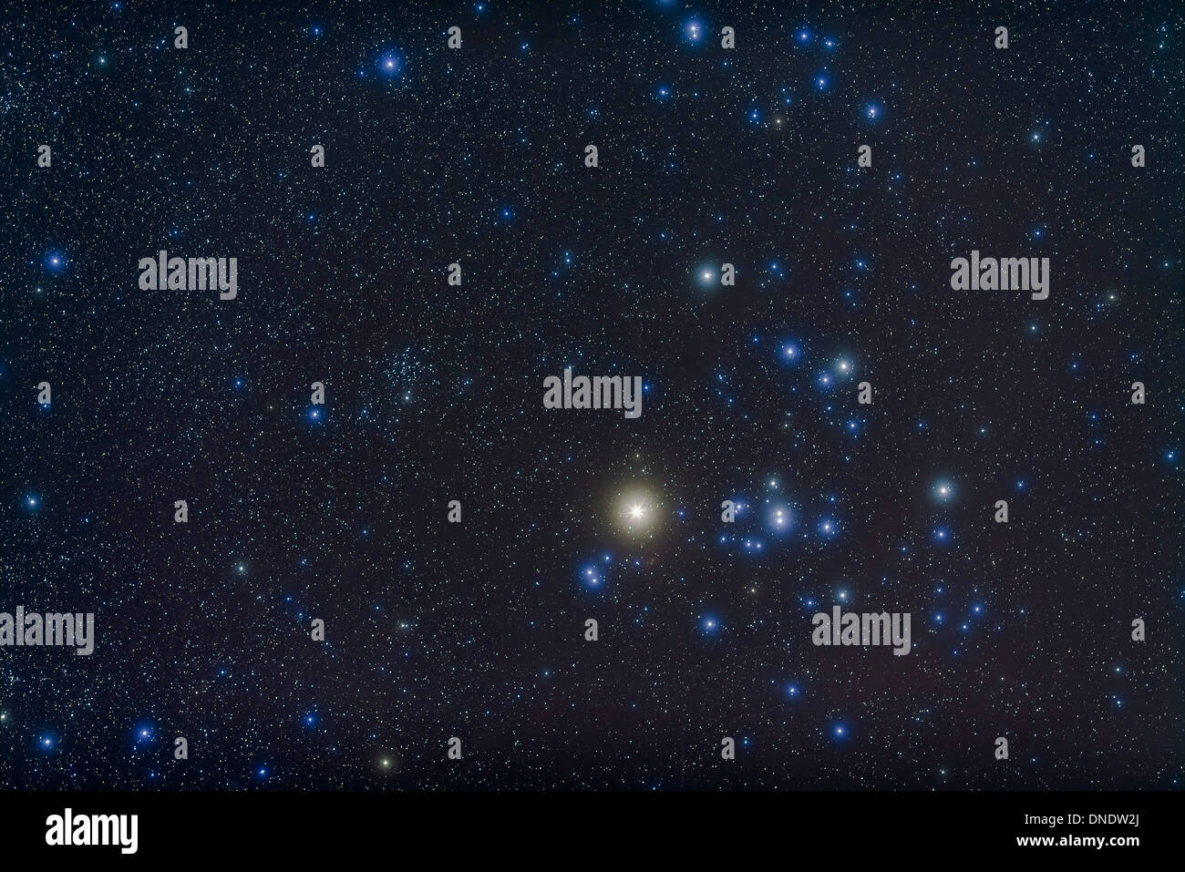 L'amas ouvert Hyades et étoile géante Aldébaran dans la constellation du taureau, avec de plus petits amas ouvert NGC 1647, à gauche. Banque D'Images