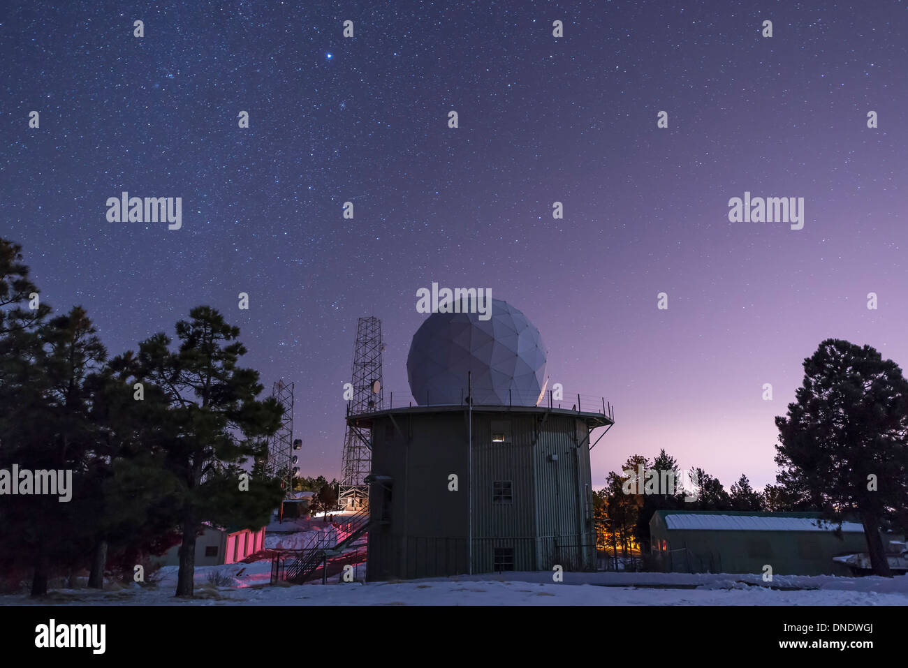 Une ancienne station de l'Armée de l'air tour radar à Mount Lemmon Observatory. Banque D'Images