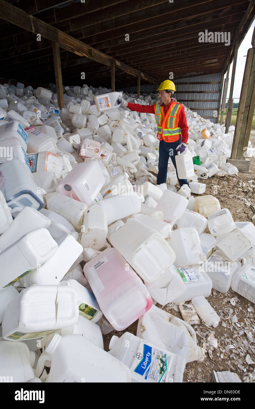 Les conteneurs de tri des travailleurs au centre de recyclage de pesticides, Mountain View County, Alberta, Canada. Banque D'Images