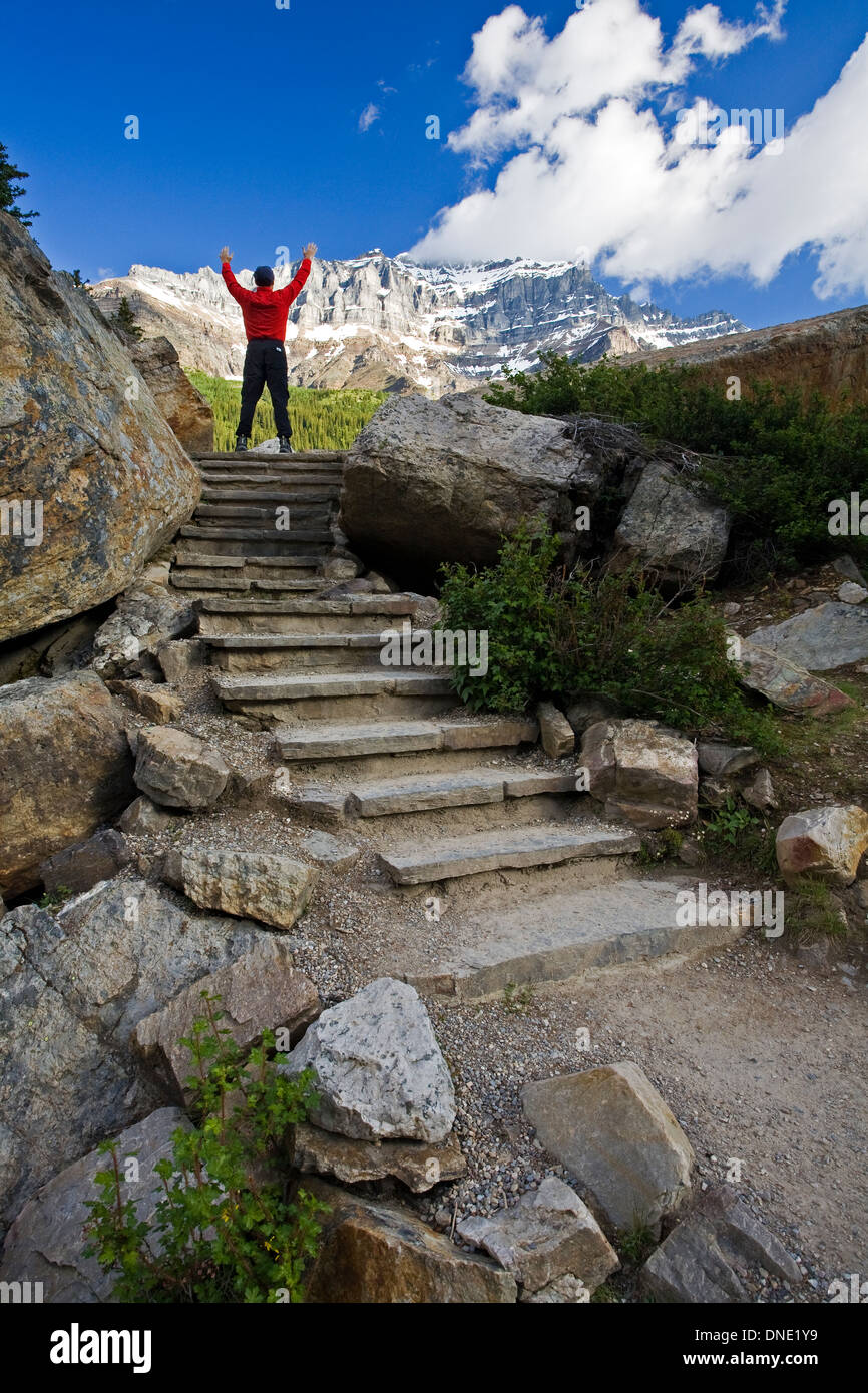 L'âge moyen male hiker célèbrent en haut de piste de montagne. Banque D'Images