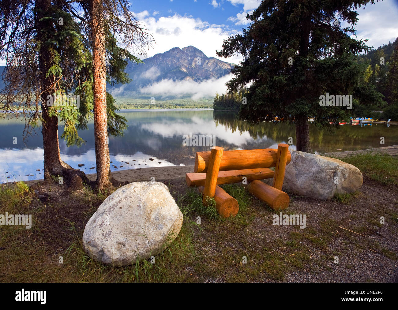 L'âge moyen des hommes assis sur un banc à Pyramid Lake à la montagne Pyramid, Jasper National Park, Alberta, Canada. Banque D'Images