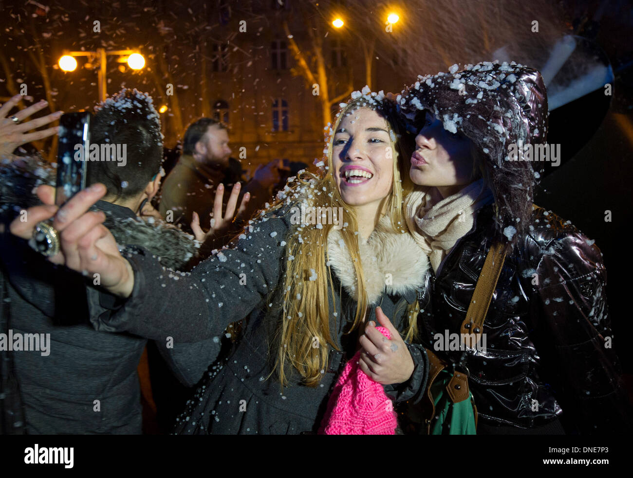 (131224) -- ZAGREB, 24 décembre 2013 (AFP) - Deux filles prennent vos autoportraits en neige artificielle pendant le ARTOMAT art festival au centre-ville de Zagreb, Croatie, 23 décembre 2013. Les gens avec leurs lanternes parution espoirs et meilleurs vœux de Noël traditionnel au cours d'une manifestation organisée par l'artiste conceptuel croate Kresimir Tadija Kapulica. (Xinhua/Lisanin Miso)(yt) Banque D'Images