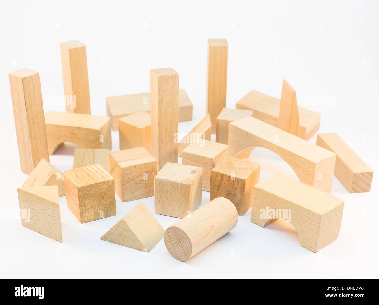 Blocs de construction en bois sur fond blanc Banque D'Images