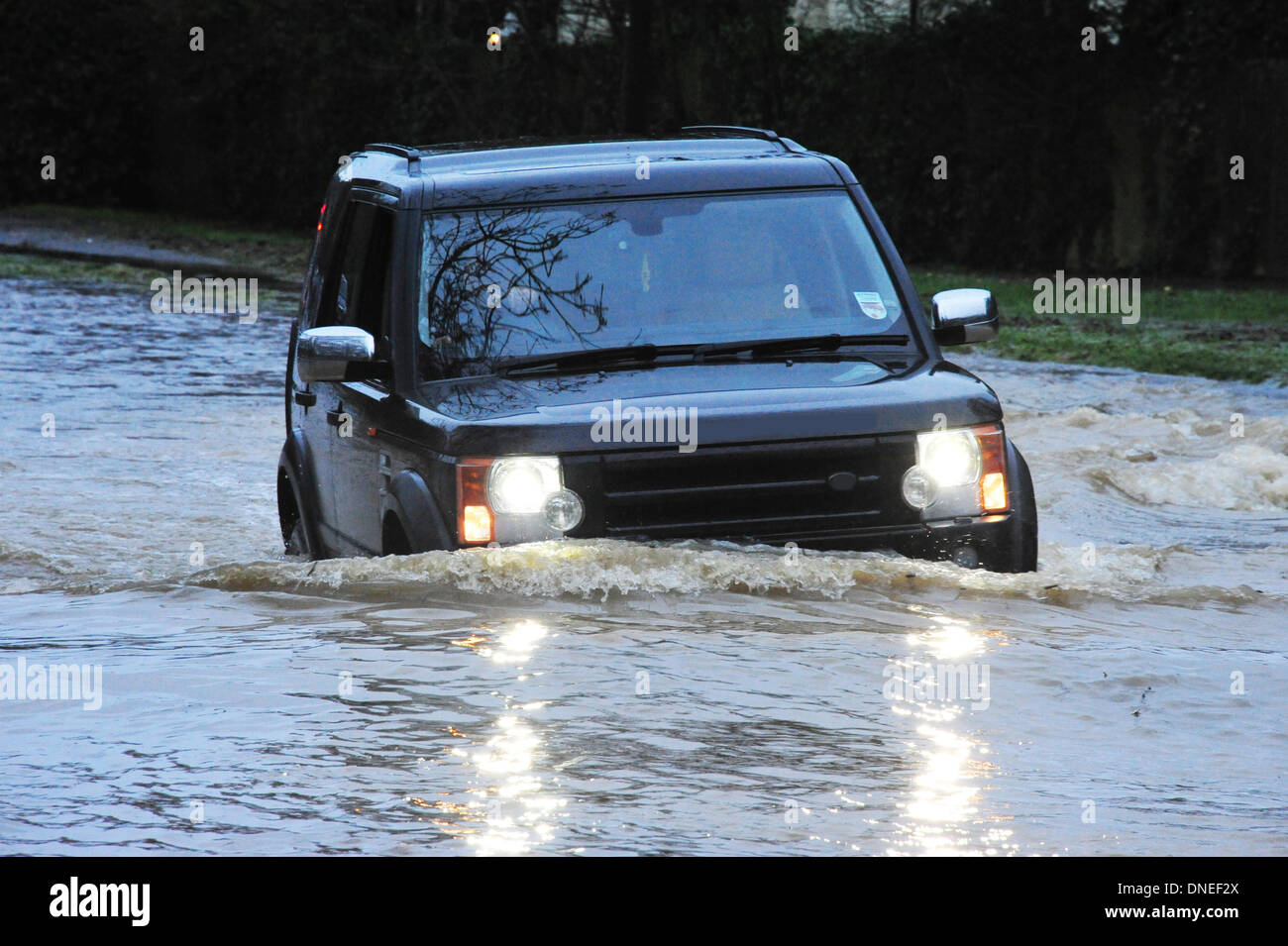 Horley, Surrey, UK. Le 24 décembre, 2013. Un Land Rover Discovery en passant par les inondations dans la région de Mill Land Horley, Surrey. Crédit : Paul Briden/Alamy Live News Banque D'Images