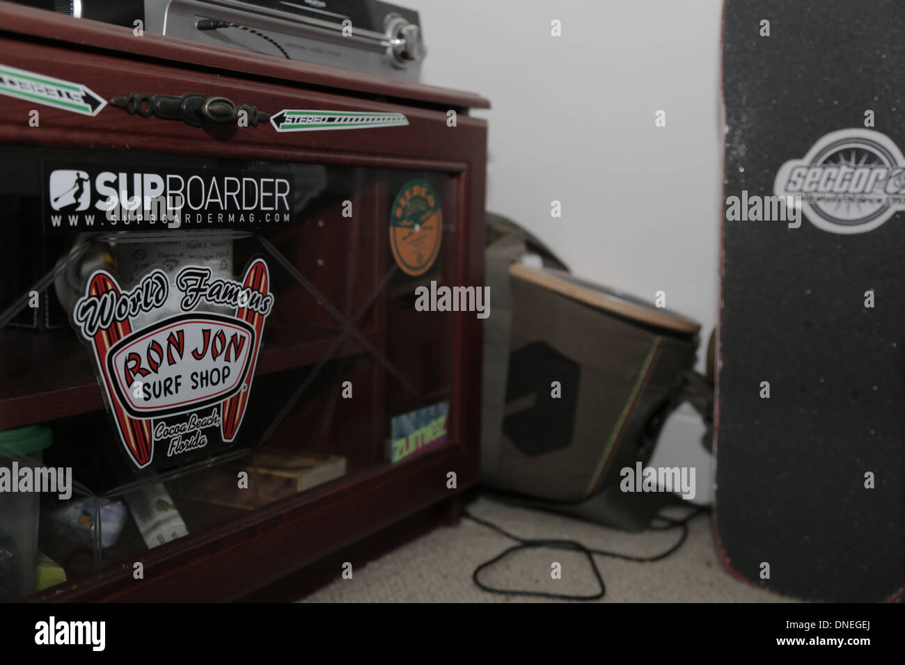 Cabinet de chambre à coucher avec des autocollants Banque D'Images