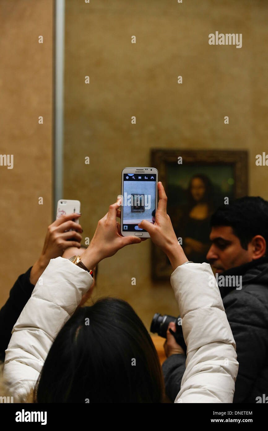 Les personnes qui prennent des photos en face de la peinture de la Joconde de Léonard de Vinci, le Musée du Louvre, Paris, France Banque D'Images