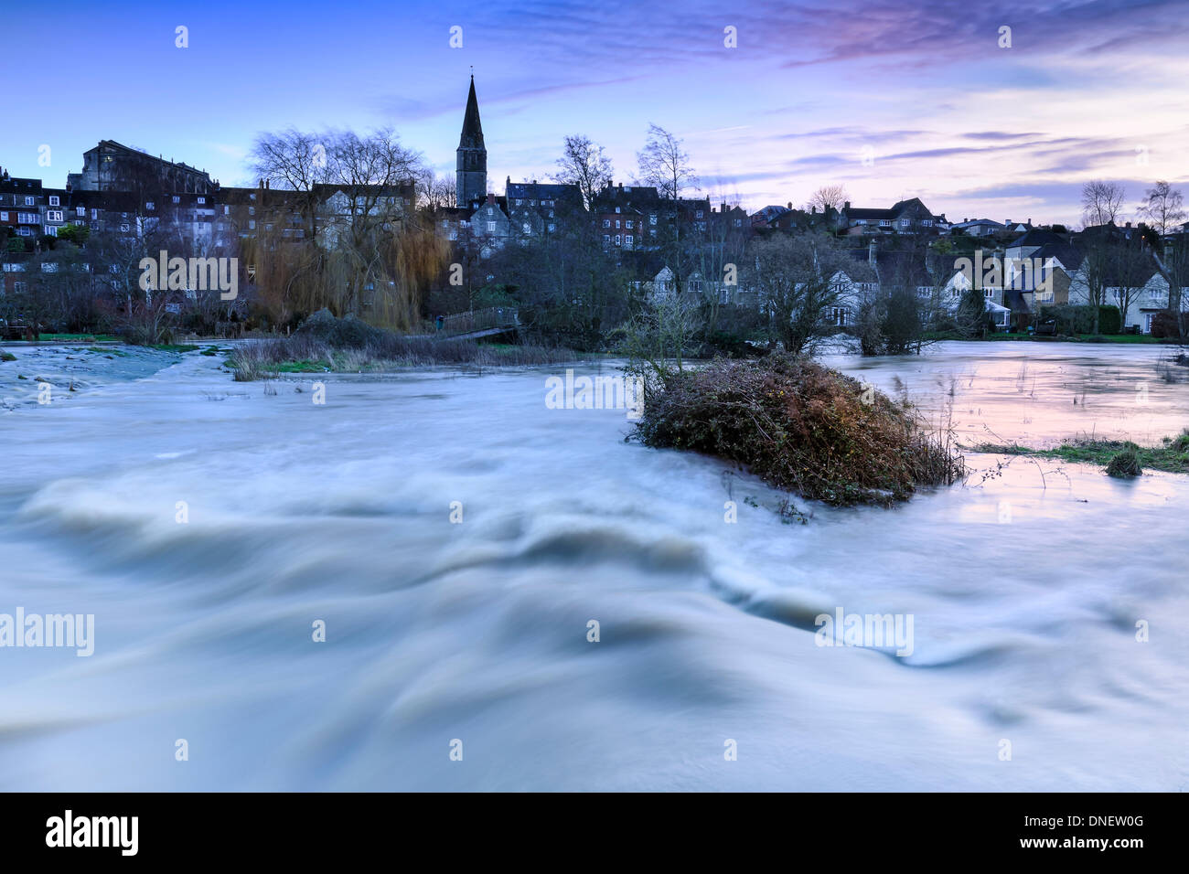 Malmesbury, Wiltshire, Royaume-Uni. Le 24 décembre, 2013. Le soleil se lève sur la veille de Noël après de fortes pluies a frappé le Royaume-Uni. Dans la ville de Malmesbury Wiltshire, la rivière Avon éclate c'est les banques, et un torrent d'eau court de par le déjà saturée d'inondation. L'an dernier à cette époque Malmesbury subi de graves inondations faisant les nouvelles nationales. Credit : Terry Mathews/Alamy Live News Banque D'Images