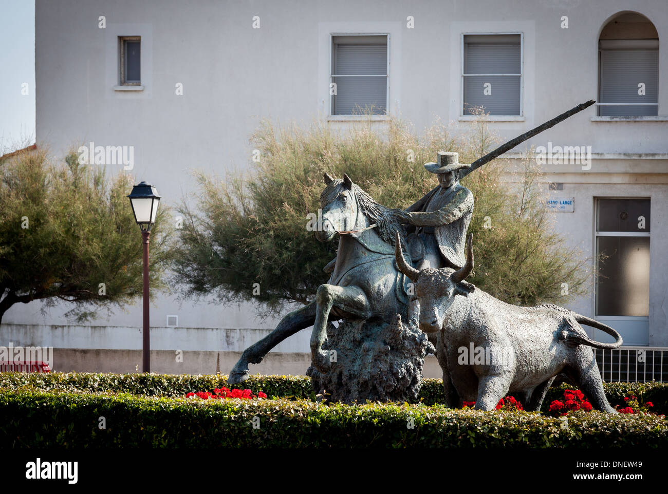 Des Saintes-Maries-de-la-Mer, Camargue, France, Europe. Vue d'un taureau et horseman statue. Banque D'Images