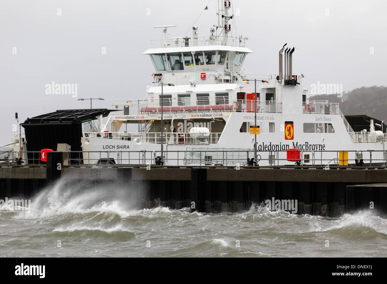 Largs, North Ayrshire, Écosse, Royaume-Uni, mardi 24 décembre 2013. La force gale vents avec des rafales jusqu'à 90 mph prévision pour la veille de Noël, a frappé le Firth de Clyde sur la côte ouest de l'Écosse causant la fermeture de Largs Pier et le Caledonian MacBrayne ferry à Cumbrae annulé et amarré dans le port pour la protection Banque D'Images