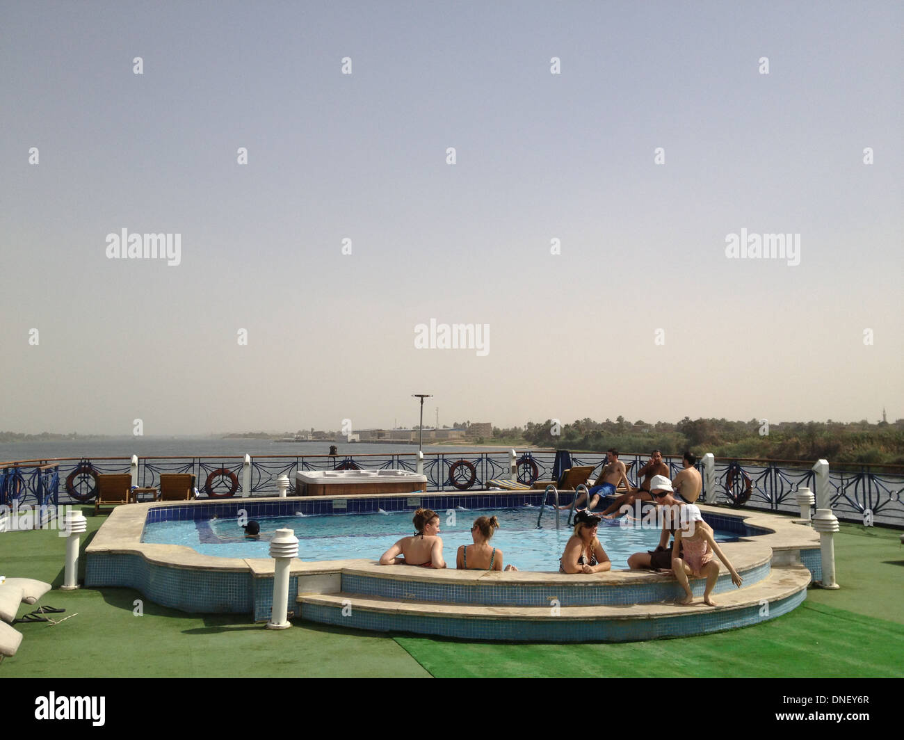 Les touristes en piscine sur le pont Nil Egypte croisière entre Louxor et Assouan ( ) Banque D'Images