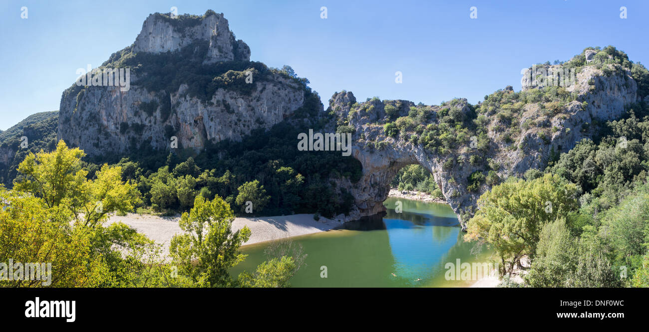 Rivière Ardèche, France, Europe. Le célèbre rocher Pont d'Arc, au-dessus de la magnifique rivière à méandres. Banque D'Images