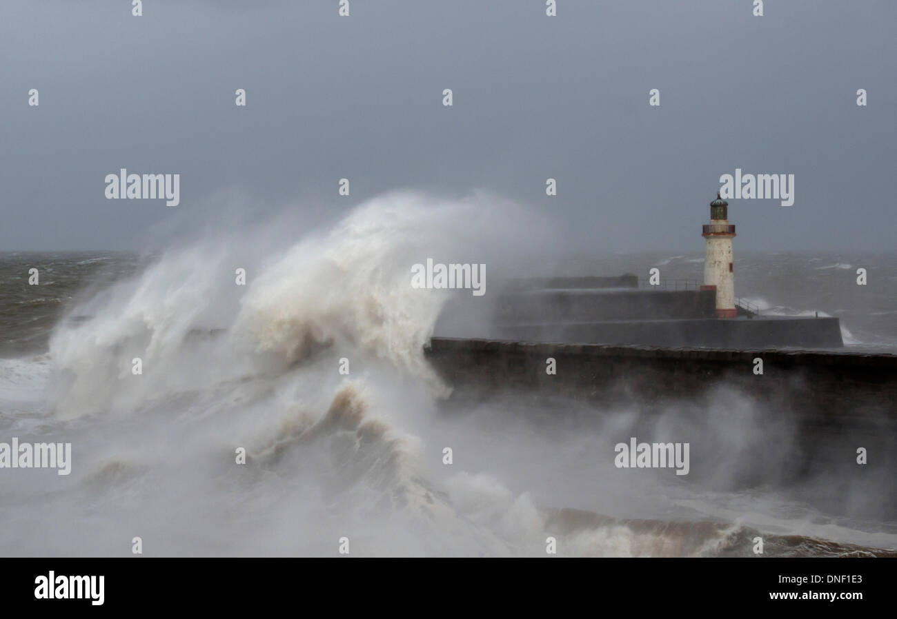 Whitehaven, Cumbria, Royaume-Uni. 24 décembre 2013. Shot de Whitehaven Harbour être battu par des vagues géantes. Il s'agit de la dernière tempête à frapper Cumbria, juste avant Noël. La vitesse du vent va augmenter encore plus avant la nuit, n'est plus. Crédit : Pascal Mauger/Alamy Live News Banque D'Images