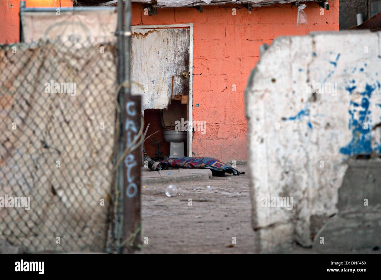 Le corps d'une victime d'un médicament pousse dehors fixe à l'extérieur d'une maison dans un bidonville, 14 janvier 2009 à Juarez, au Mexique. Le tournage, liée à la drogue en cours à une guerre qui a déjà fait plus de 40 personnes depuis le début de l'année. Plus de 1600 personnes ont été tuées à Juarez en 2008, faisant de la ville la plus violente Juarez au Mexique. Banque D'Images