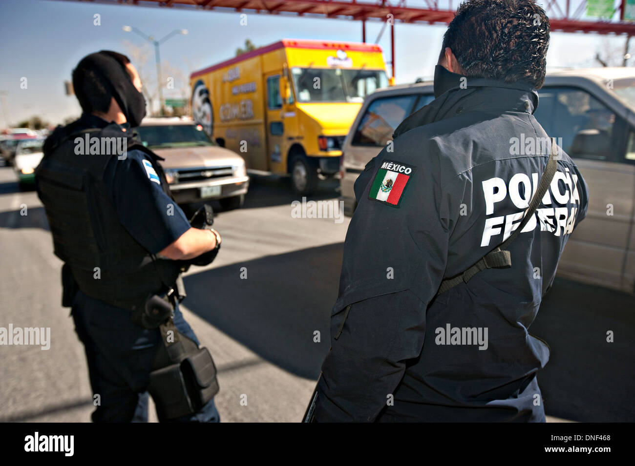 Soldat de l'armée mexicaine masqué et un homme de la Police fédérale de contrôle aléatoires de véhicules le 15 janvier 2009 à Juarez, au Mexique. Une guerre contre la drogue a déjà fait plus de 40 personnes depuis le début de l'année. Plus de 1600 personnes ont été tuées à Juarez en 2008, faisant de la ville la plus violente Juarez au Mexique. Banque D'Images
