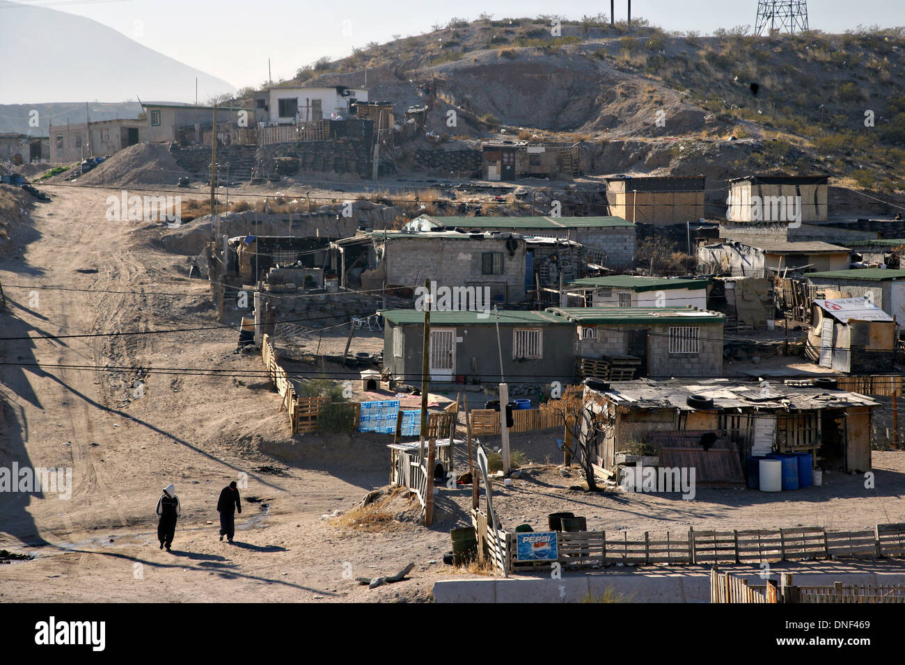 Les gens marchent autour des bidonvilles de Anarba où un approvisionnement en carburant en cours les membres de gangs de la guerre aux drogues 15 janvier 2009 à Juarez, au Mexique. La guerre contre la drogue a déjà fait plus de 40 personnes depuis le début de l'année. Plus de 1600 personnes ont été tuées à Juarez en 2008, faisant de la ville la plus violente Juarez au Mexique. Banque D'Images