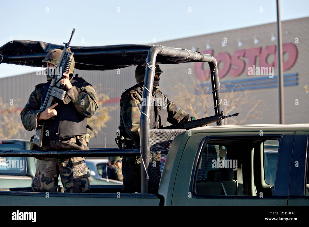 Les soldats de l'armée mexicaine masqué la garde du magasin Costco après un assassinat lié à la drogue d'un nouveau client entrant dans le magasin, 15 janvier 2009 à Juarez, au Mexique. Le tournage, liée à la drogue en cours à une guerre qui a déjà fait plus de 40 personnes depuis le début de l'année. Plus de 1600 personnes ont été tuées à Juarez en 2008, faisant de la ville la plus violente Juarez au Mexique. Banque D'Images