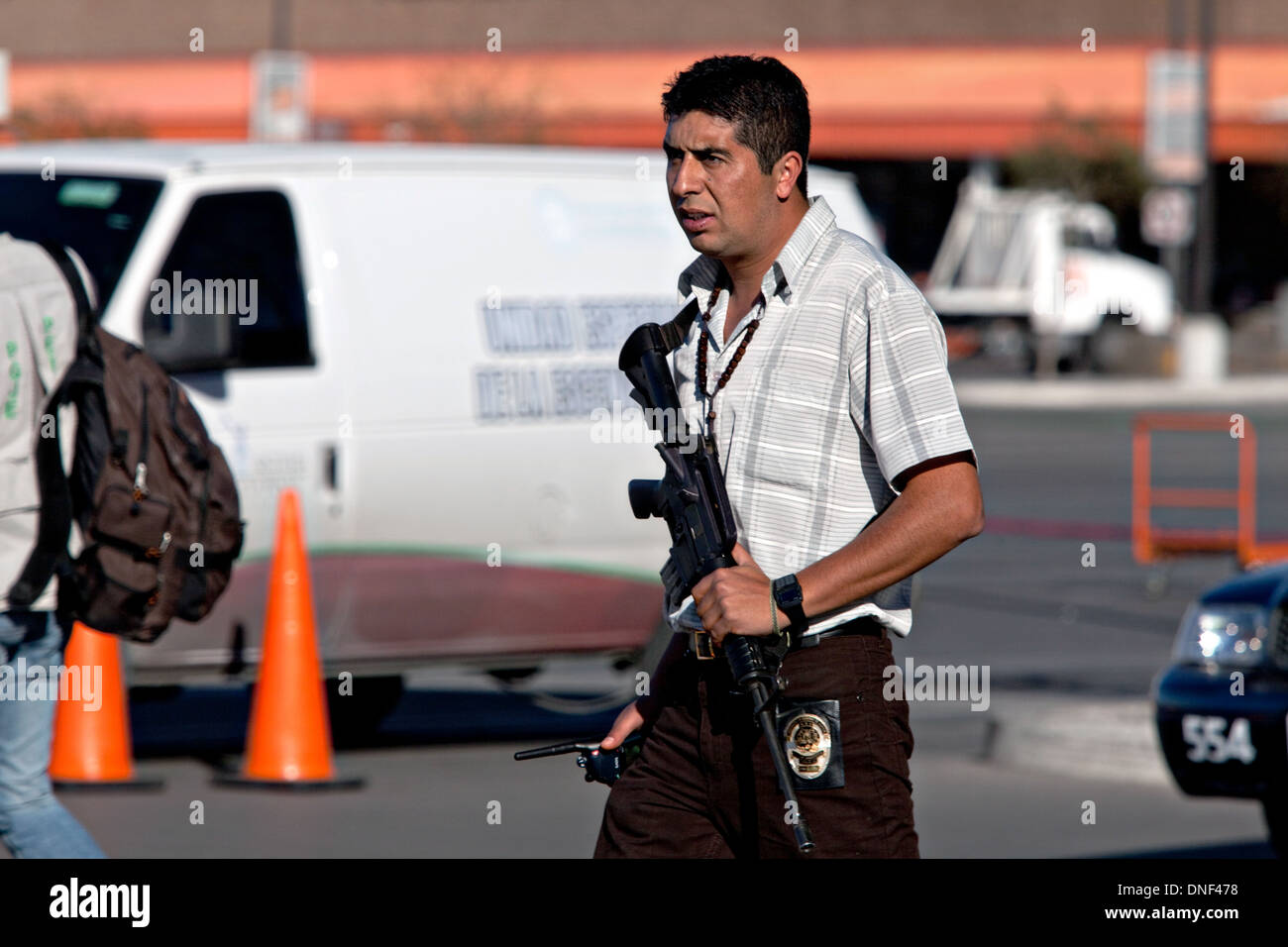 Voir les enquêteurs la scène du crime d'un médicament sur l'exécution à la magasin Costco le 15 janvier 2009 à Juarez, au Mexique. Le tournage, liée à la drogue en cours à une guerre qui a déjà fait plus de 40 personnes depuis le début de l'année. Plus de 1600 personnes ont été tuées à Juarez en 2008, faisant de la ville la plus violente Juarez au Mexique. Banque D'Images