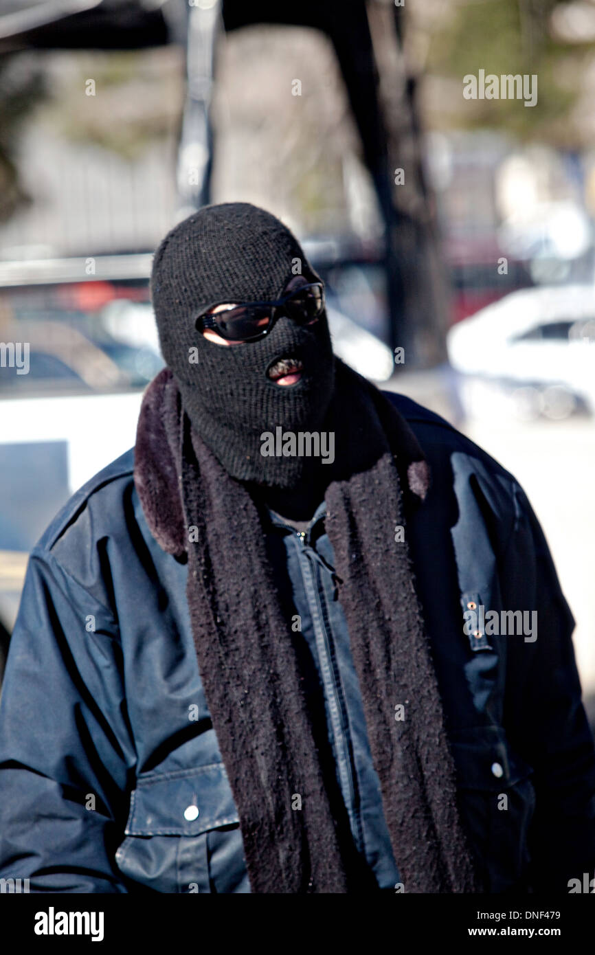 Un détective de police lourdement armées arrive sur les lieux d'une exécution à la drogue magasin Costco le 15 janvier 2009 à Juarez, au Mexique. Le tournage, liée à la drogue en cours à une guerre qui a déjà fait plus de 40 personnes depuis le début de l'année. Plus de 1600 personnes ont été tuées à Juarez en 2008, faisant de la ville la plus violente Juarez au Mexique. Banque D'Images