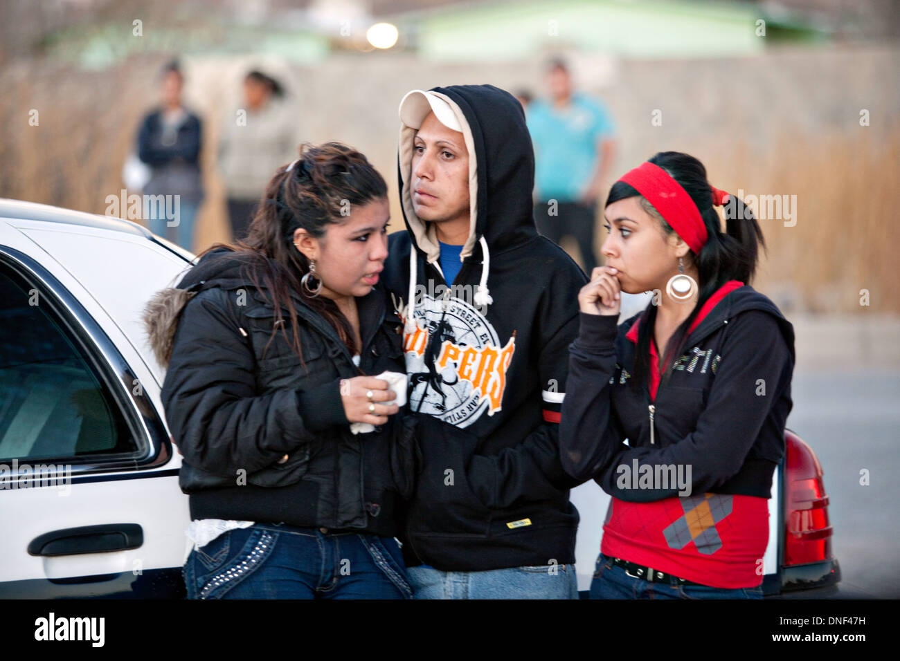 Les amis de quatre jeunes hommes tués dans une fusillade liée à la drogue dans un taudis réagir sur les lieux le 15 janvier 2009 à Juarez, au Mexique. Le tournage, liée à la drogue en cours à une guerre qui a déjà fait plus de 40 personnes depuis le début de l'année. Plus de 1600 personnes ont été tuées à Juarez en 2008, faisant de la ville la plus violente Juarez au Mexique. Banque D'Images