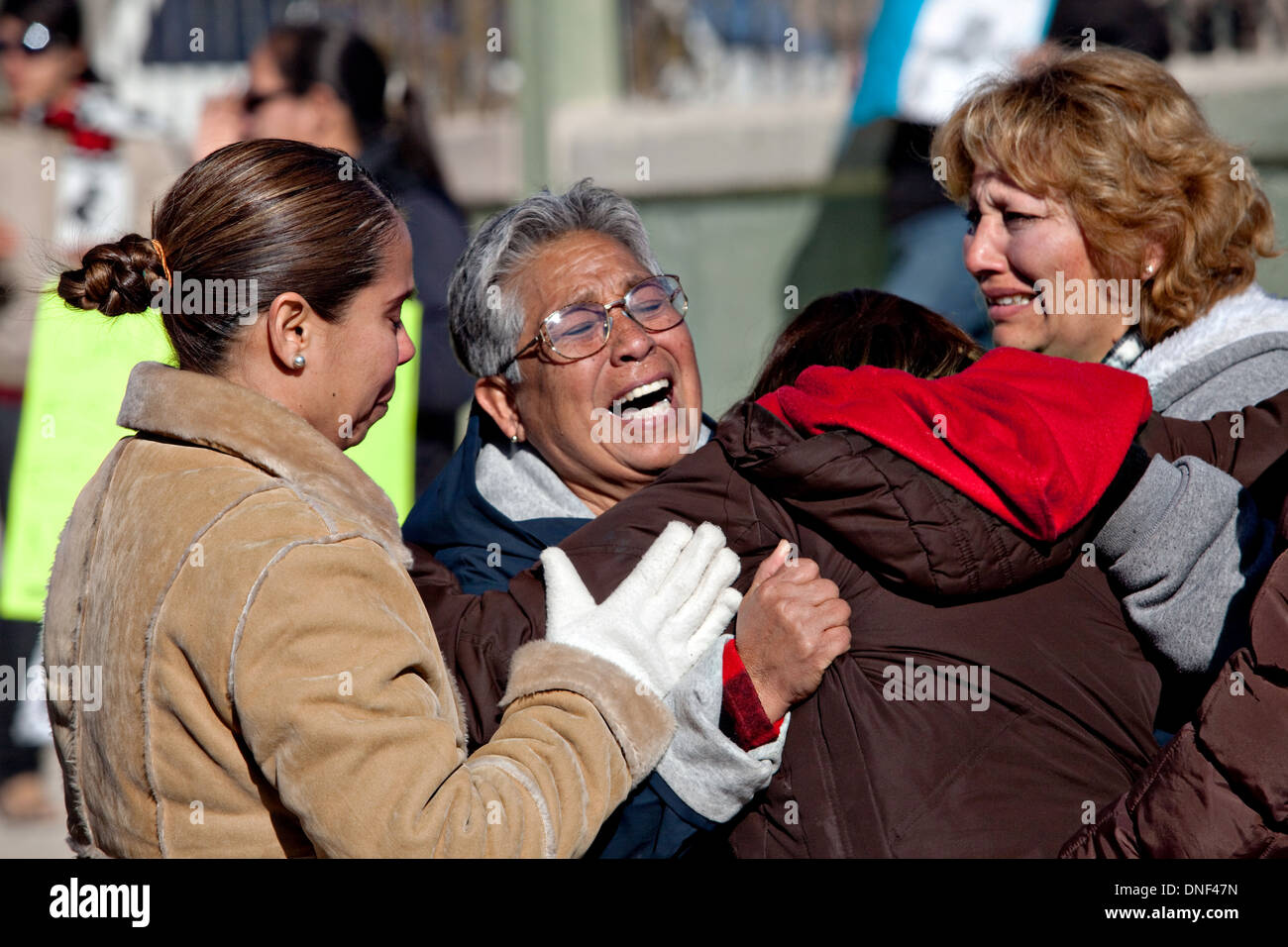 Des proches de Jaime Irigoyen Flores, 19 ans, joueur de baseball et étudiant en droit, après répartition leur fils a été retrouvé mort alors qu'ils se sont rassemblés pour protester contre l'extérieur des portes de la base de l'armée mexicaine le 14 janvier 2009 à Juarez, au Mexique. Flores aurait été saisi par l'armée de sa maison et trouva exécuté le lendemain matin. Une guerre contre la drogue a déjà fait plus de 40 personnes depuis le début de l'année. Plus de 1600 personnes ont été tuées à Juarez en 2008, faisant de la ville la plus violente Juarez au Mexique. Banque D'Images