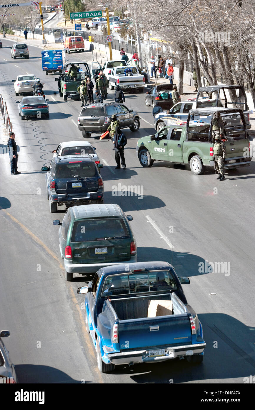 Soldat de l'armée mexicaine masqué et un homme de la Police fédérale de contrôle aléatoires de véhicules le 15 janvier 2009 à Juarez, au Mexique. Une guerre contre la drogue a déjà fait plus de 40 personnes depuis le début de l'année. Plus de 1600 personnes ont été tuées à Juarez en 2008, faisant de la ville la plus violente Juarez au Mexique. Banque D'Images