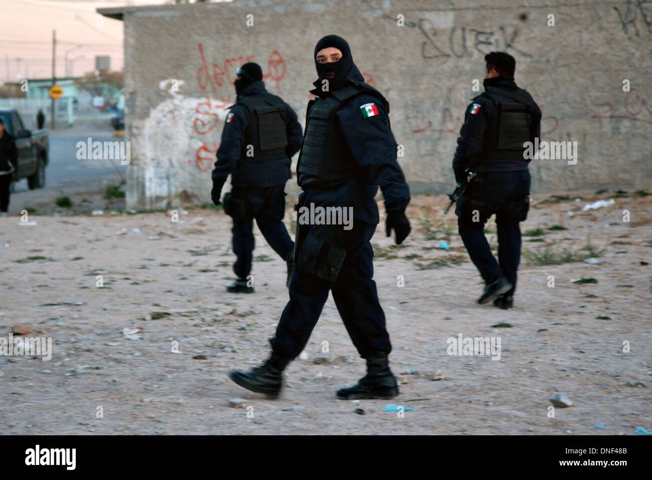 Soldat de l'armée mexicaine masqué et d'un bidonville de patrouille de la Police fédérale le 15 janvier 2009 à Juarez, au Mexique. Une guerre contre la drogue a déjà fait plus de 40 personnes depuis le début de l'année. Plus de 1600 personnes ont été tuées à Juarez en 2008, faisant de la ville la plus violente Juarez au Mexique. Banque D'Images