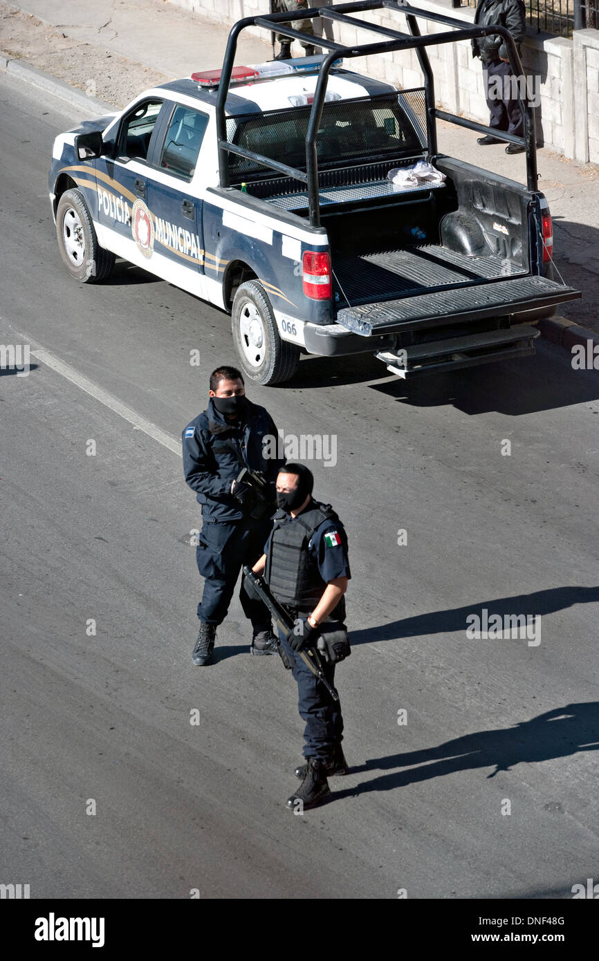 Soldat de l'armée mexicaine masqué et un homme de la Police fédérale de contrôle aléatoires de véhicules le 15 janvier 2009 à Juarez, au Mexique. Une guerre contre la drogue a déjà fait plus de 40 personnes depuis le début de l'année. Plus de 1600 personnes ont été tuées à Juarez en 2008, faisant de la ville la plus violente Juarez au Mexique. Banque D'Images