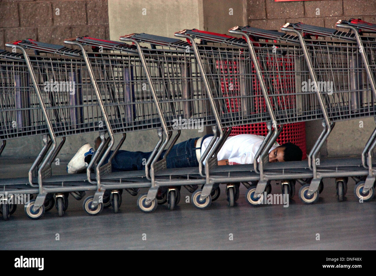 Le corps d'un nouveau client tués dans les violences liées à la drogue pose derrière des chariots à l'magasin Costco le 15 janvier 2009 à Juarez, au Mexique. Le tournage, liée à la drogue en cours à une guerre qui a déjà fait plus de 40 personnes depuis le début de l'année. Plus de 1600 personnes ont été tuées à Juarez en 2008, faisant de la ville la plus violente Juarez au Mexique. Banque D'Images
