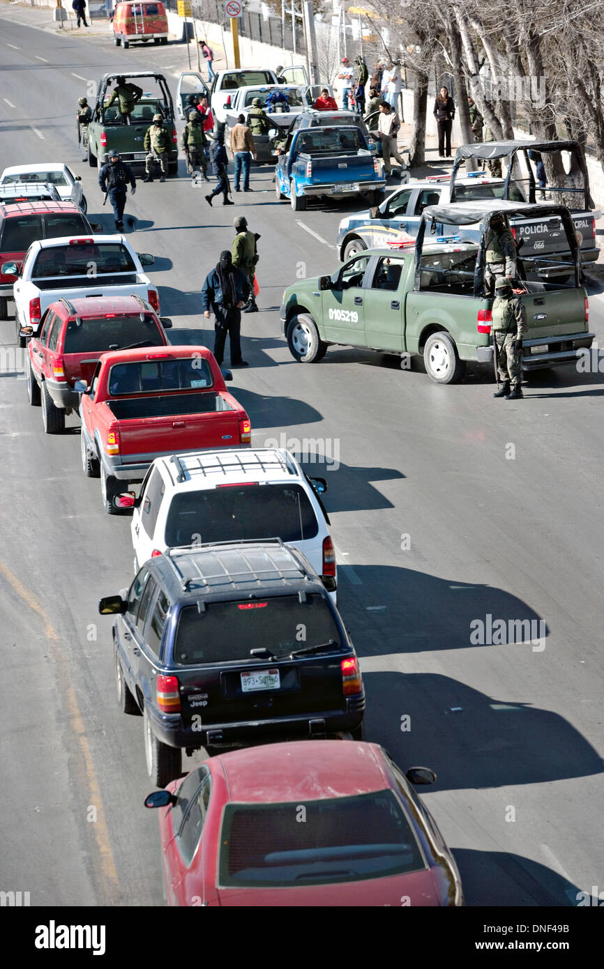 Soldat de l'armée mexicaine masqué et un homme de la Police fédérale de contrôle aléatoires de véhicules le 15 janvier 2009 à Juarez, au Mexique. Une guerre contre la drogue a déjà fait plus de 40 personnes depuis le début de l'année. Plus de 1600 personnes ont été tuées à Juarez en 2008, faisant de la ville la plus violente Juarez au Mexique. Banque D'Images